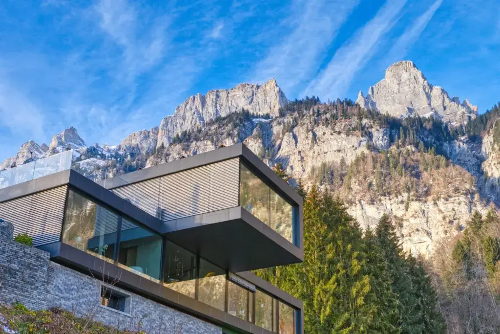 Modernes Schweizer Wohneigentum Berge 2026