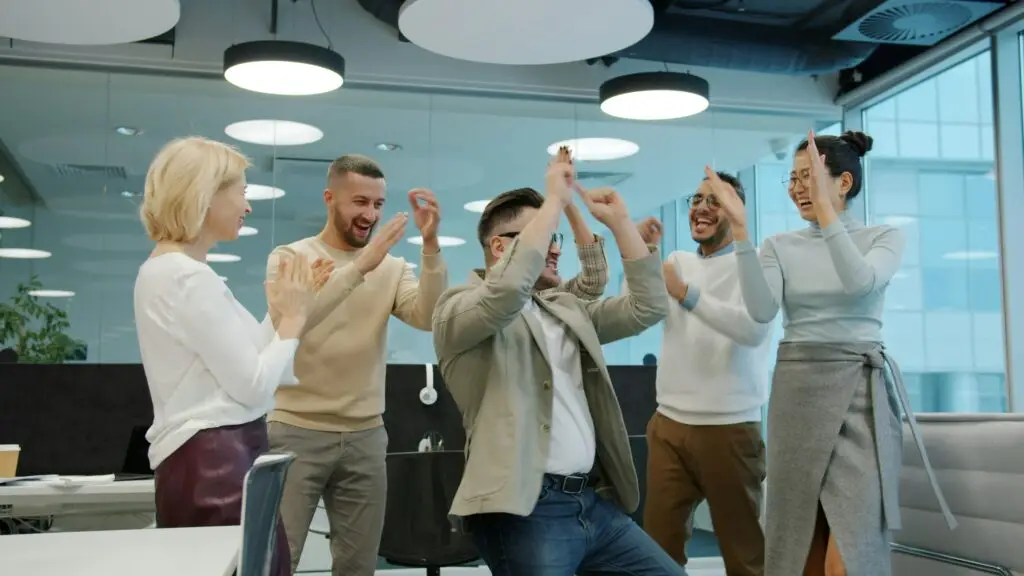 Glückliches Team Arbeitsklima Schweizer UnternehmenTitel: Positives Arbeitsklima Schweiz