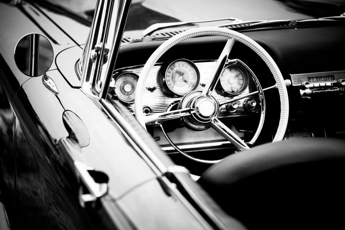 Cockpit eines Oldtimers mit Versicherungsschutz von Belmot Swiss