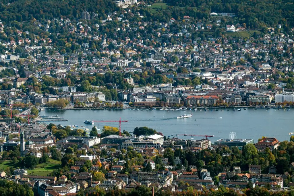 Stadtentwicklung in Zürich mit moderner Architektur und verdichtetem urbanem Raum
