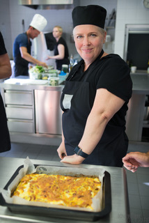 Jane Ingold, Inhaberin von Jane Fine Food, bei der Arbeit in der Küche, Spezialistin für Fine Dining Catering Zürich, Private Dining und Gourmet Kochkurse