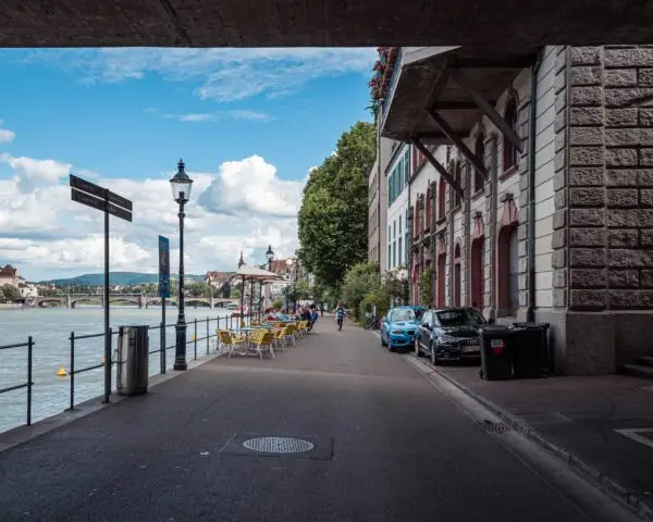 mikroreisen schweiz, historische Altstadt am Fluss in der Schweiz