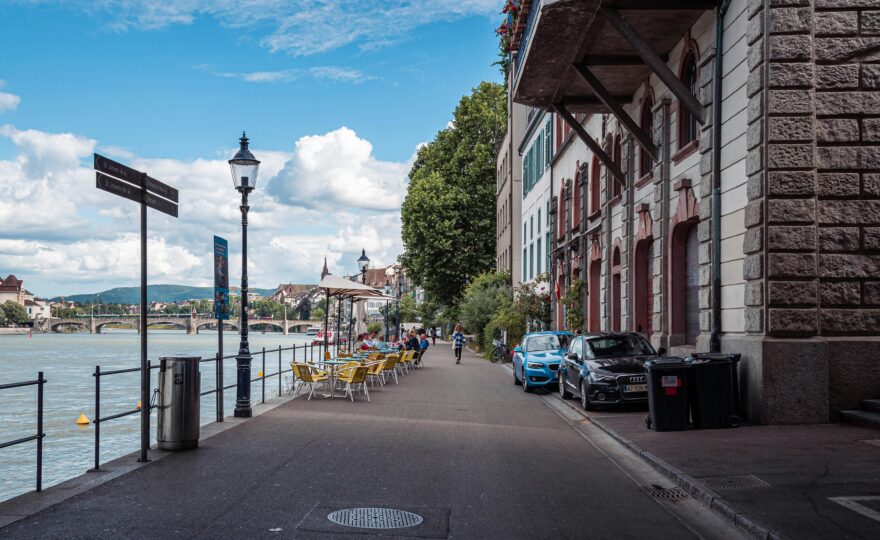 mikroreisen schweiz, historische Altstadt am Fluss in der Schweiz