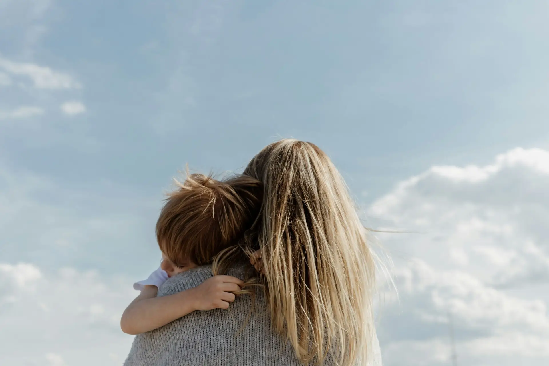 Eltern und Kind in einer Umarmung