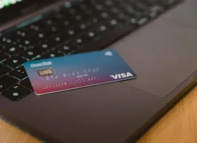 Fake Shop erkennen: Online-Shop auf Laptop-Bildschirm
