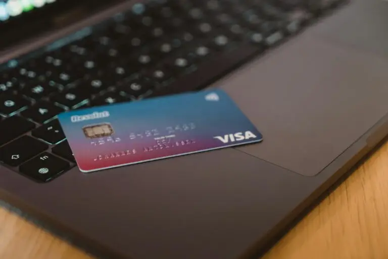 Fake Shop erkennen: Online-Shop auf Laptop-Bildschirm