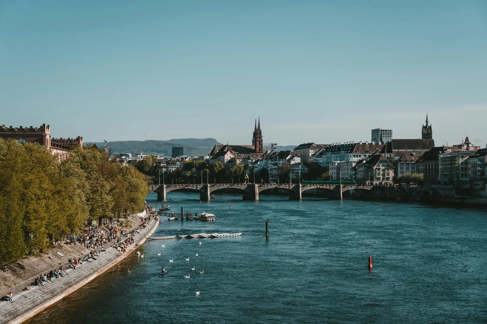hitze in der schweiz, Sommertag in einer Schweizer Stadt