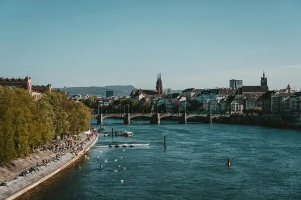 hitze in der schweiz, Sommertag in einer Schweizer Stadt