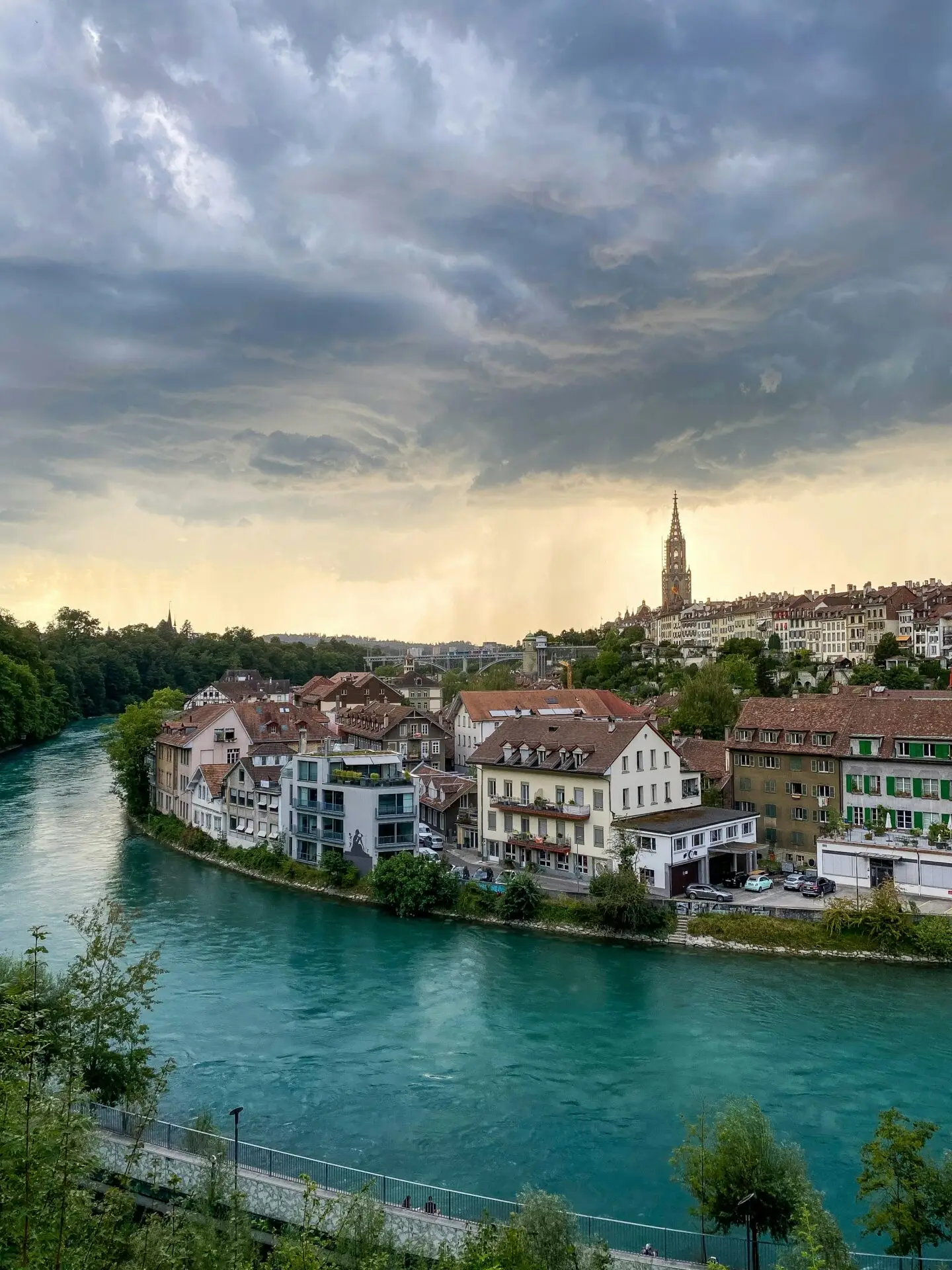 Altstadt von Bern mit der Aare an einem Sommertag