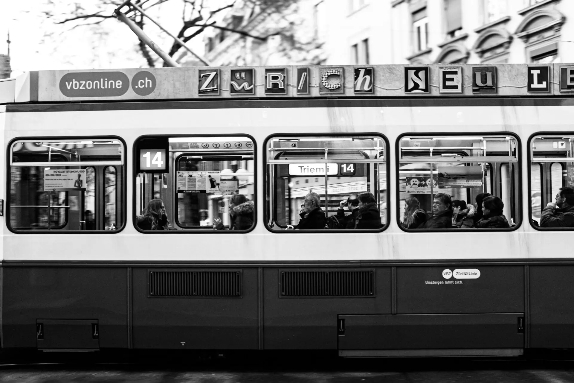 Zürcher Tram mit Fahrgästen im öffentlichen Verkehr