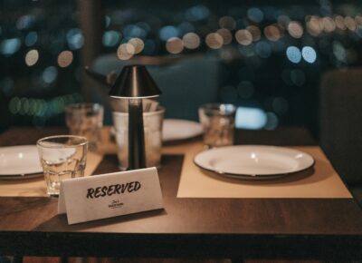 no show im restaurant, leerer reservierter Tisch in einem Restaurant
