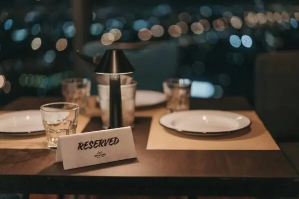 no show im restaurant, leerer reservierter Tisch in einem Restaurant