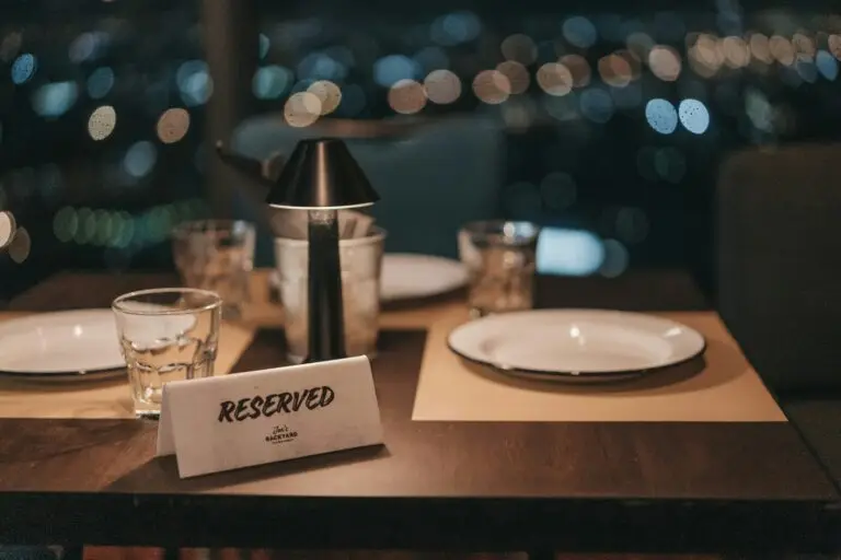 no show im restaurant, leerer reservierter Tisch in einem Restaurant