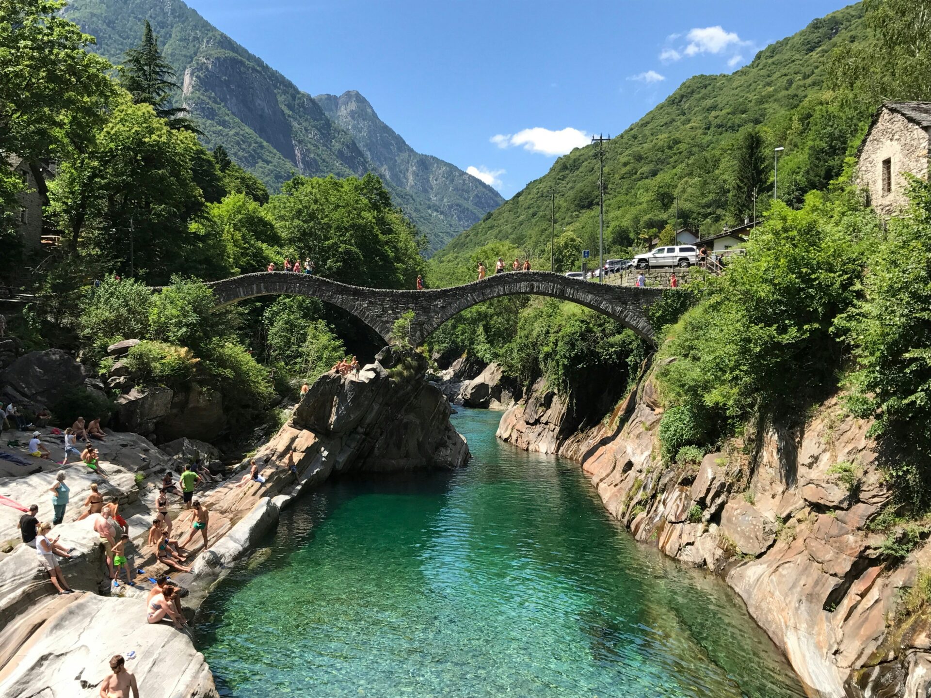 Besucher an der Steinbrücke Ponte dei Salti im Verzascatal im Tessin
