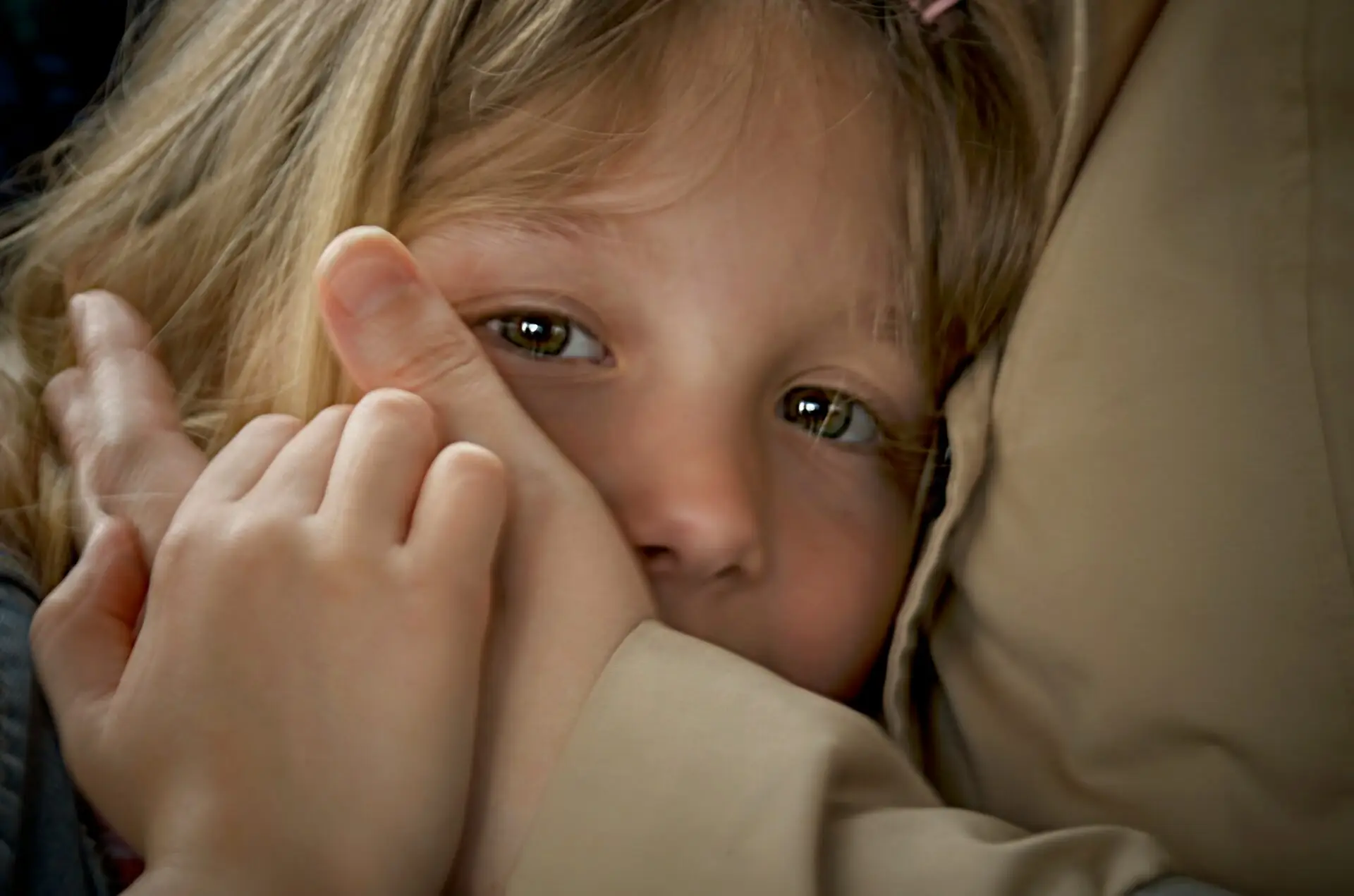 sätze die kindern schaden: Kind sucht Trost in den Armen eines Erwachsenen