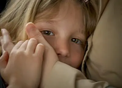 sätze die kindern schaden: Kind sucht Trost in den Armen eines Erwachsenen