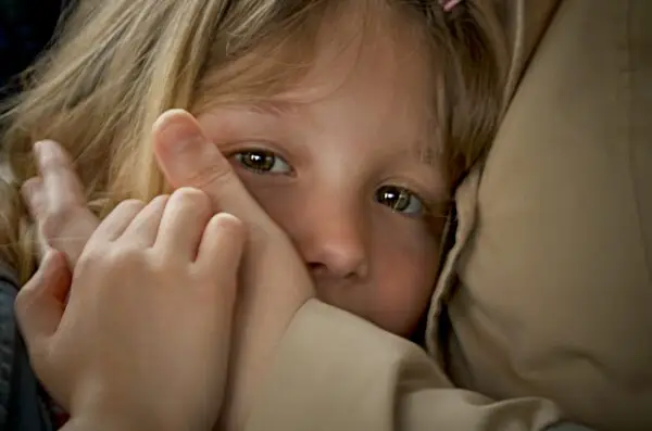 sätze die kindern schaden: Kind sucht Trost in den Armen eines Erwachsenen