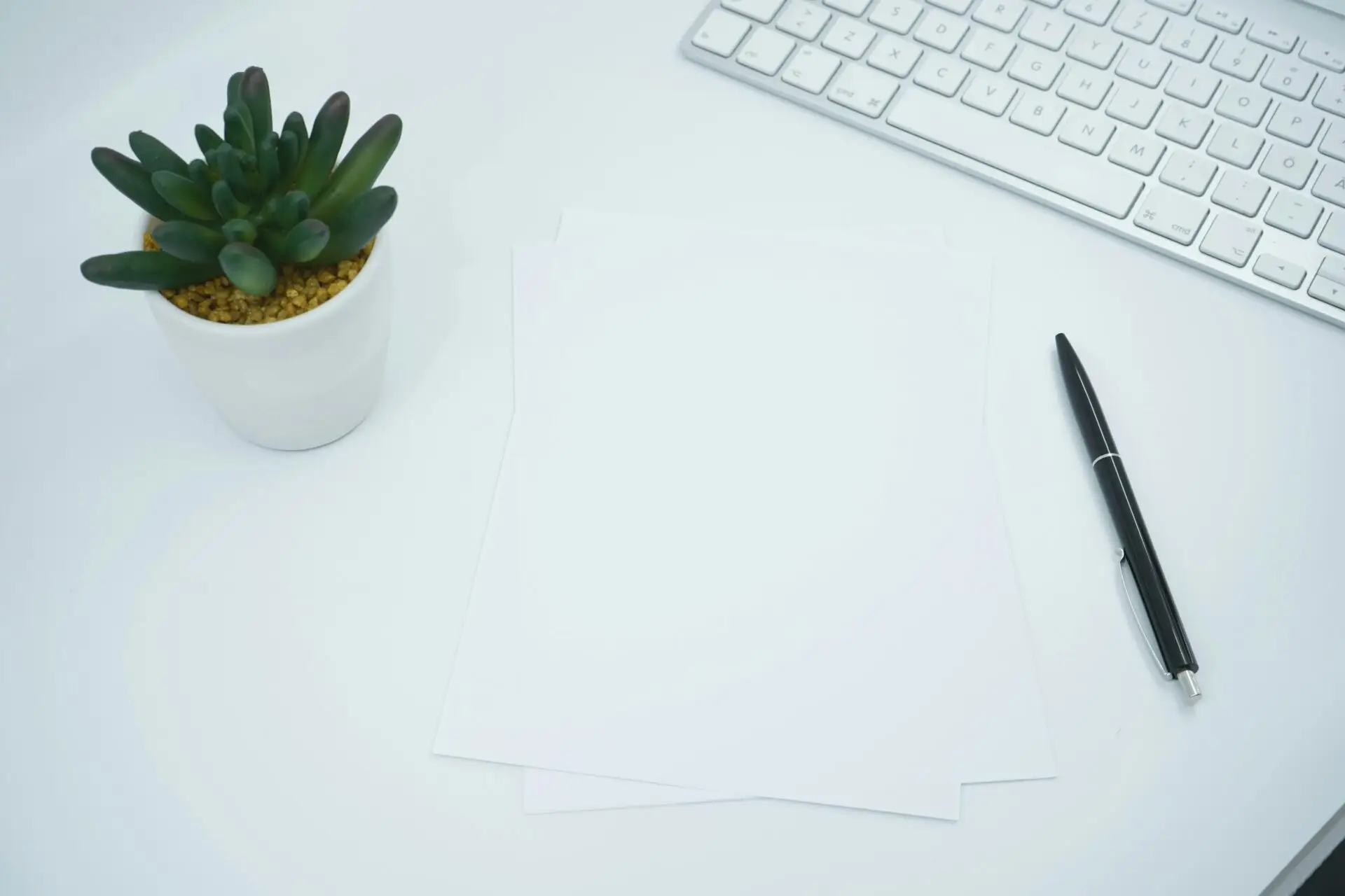 testament schweiz, leeres Blatt Papier auf einem Schreibtisch