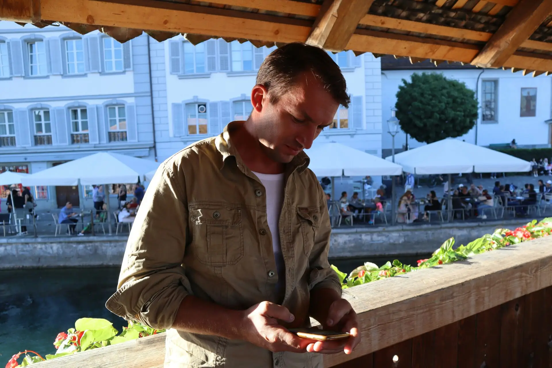 no show restaurant, Mann nutzt Smartphone für Restaurantreservation