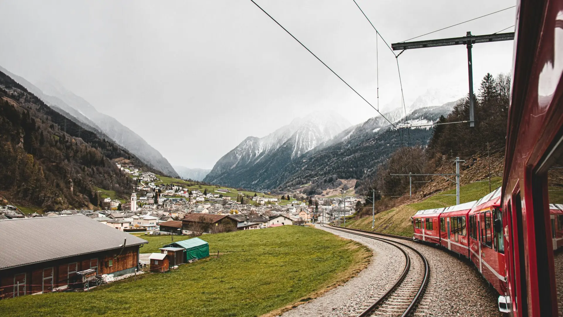 mikroreisen schweiz, Regionalzug unterwegs durch die Schweizer Alpen