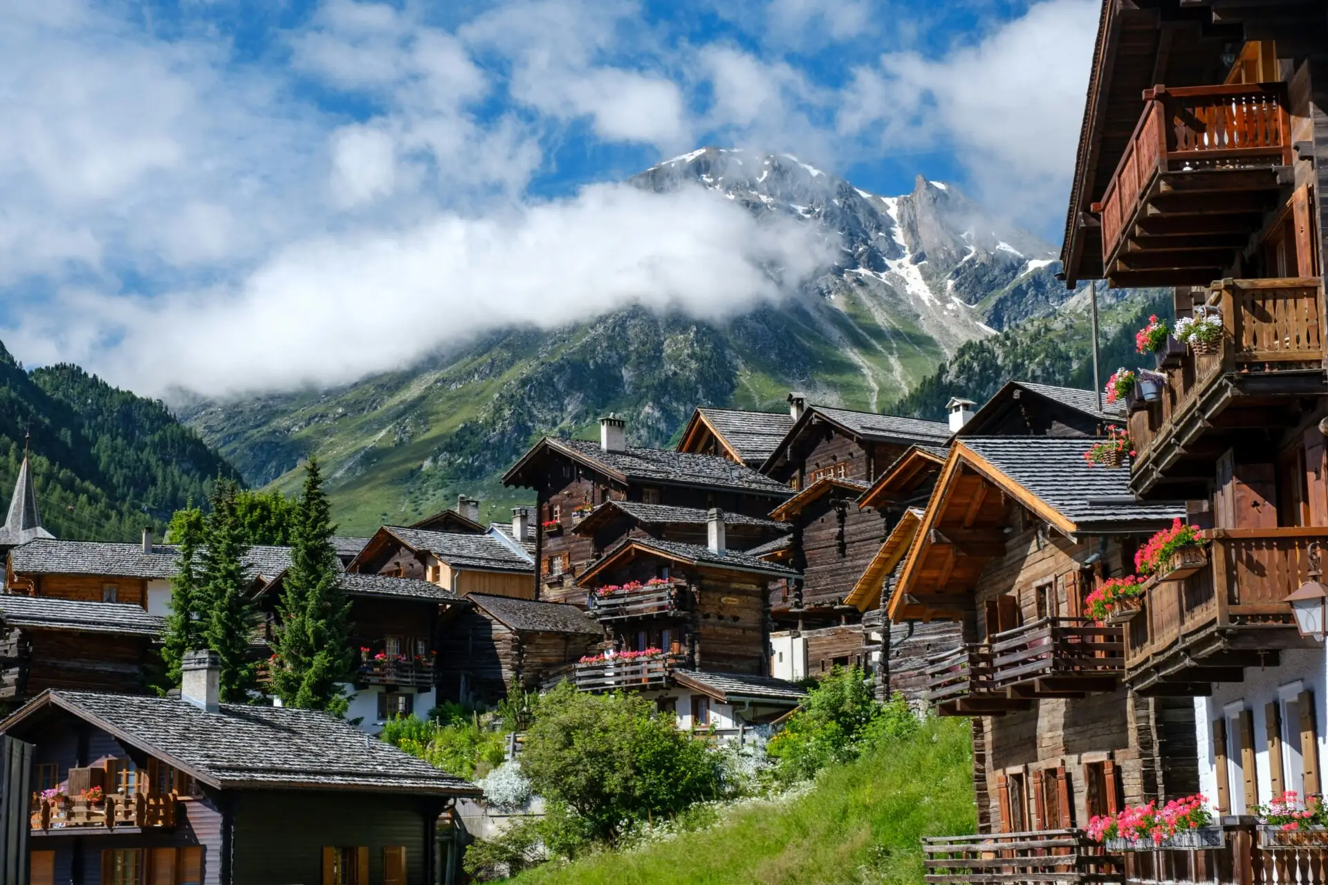 mikroreisen schweiz, traditionelles Schweizer Bergdorf mit historischen Holzhäusern