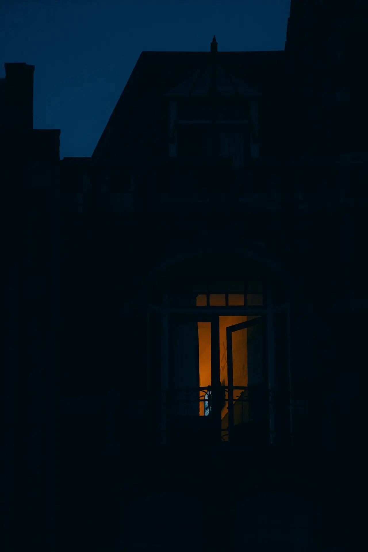 geöffnetes Fenster während einer warmen Sommernacht