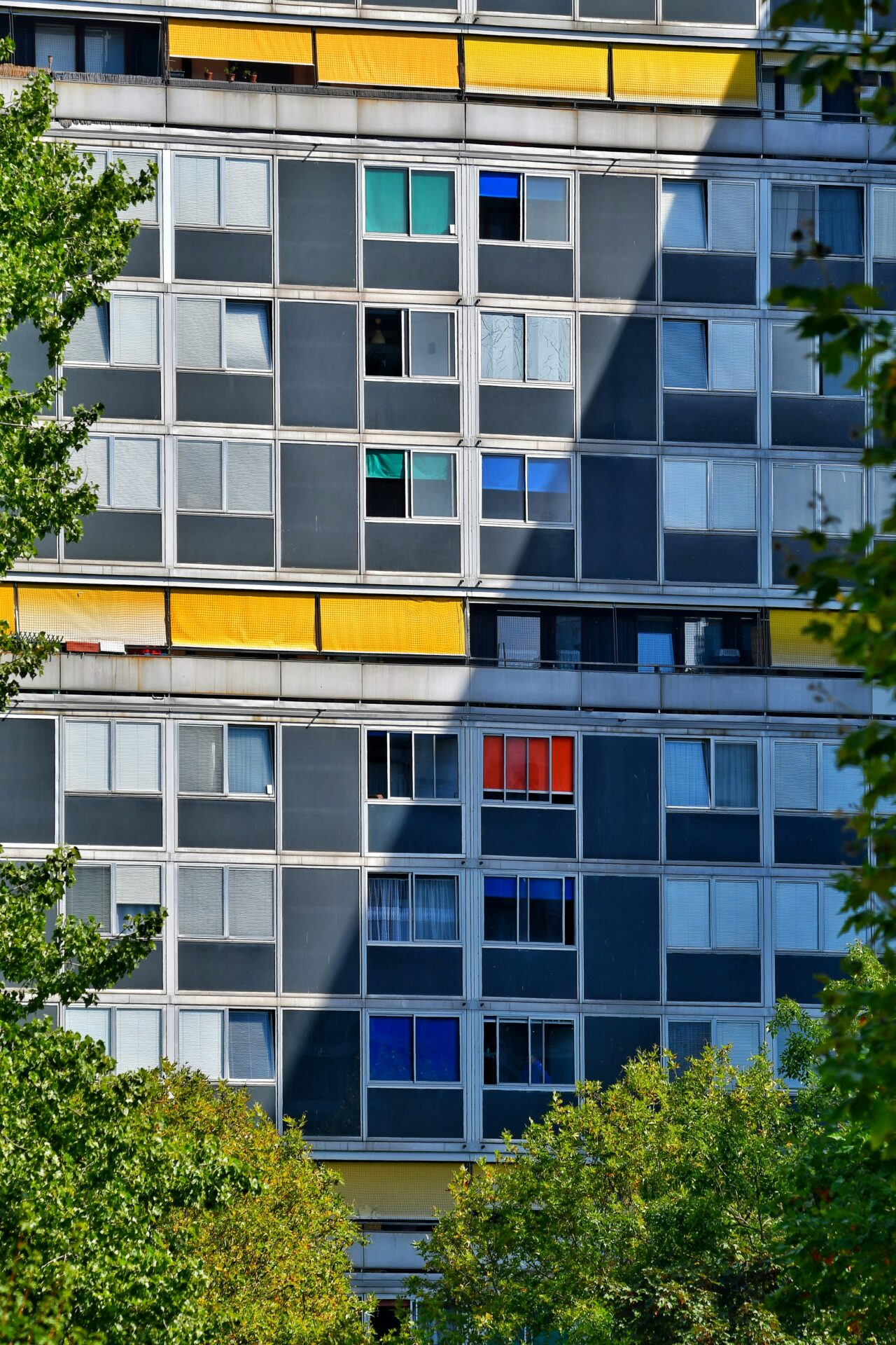 Mehrfamilienhaus mit zahlreichen Wohnungen in einer Schweizer Stadt