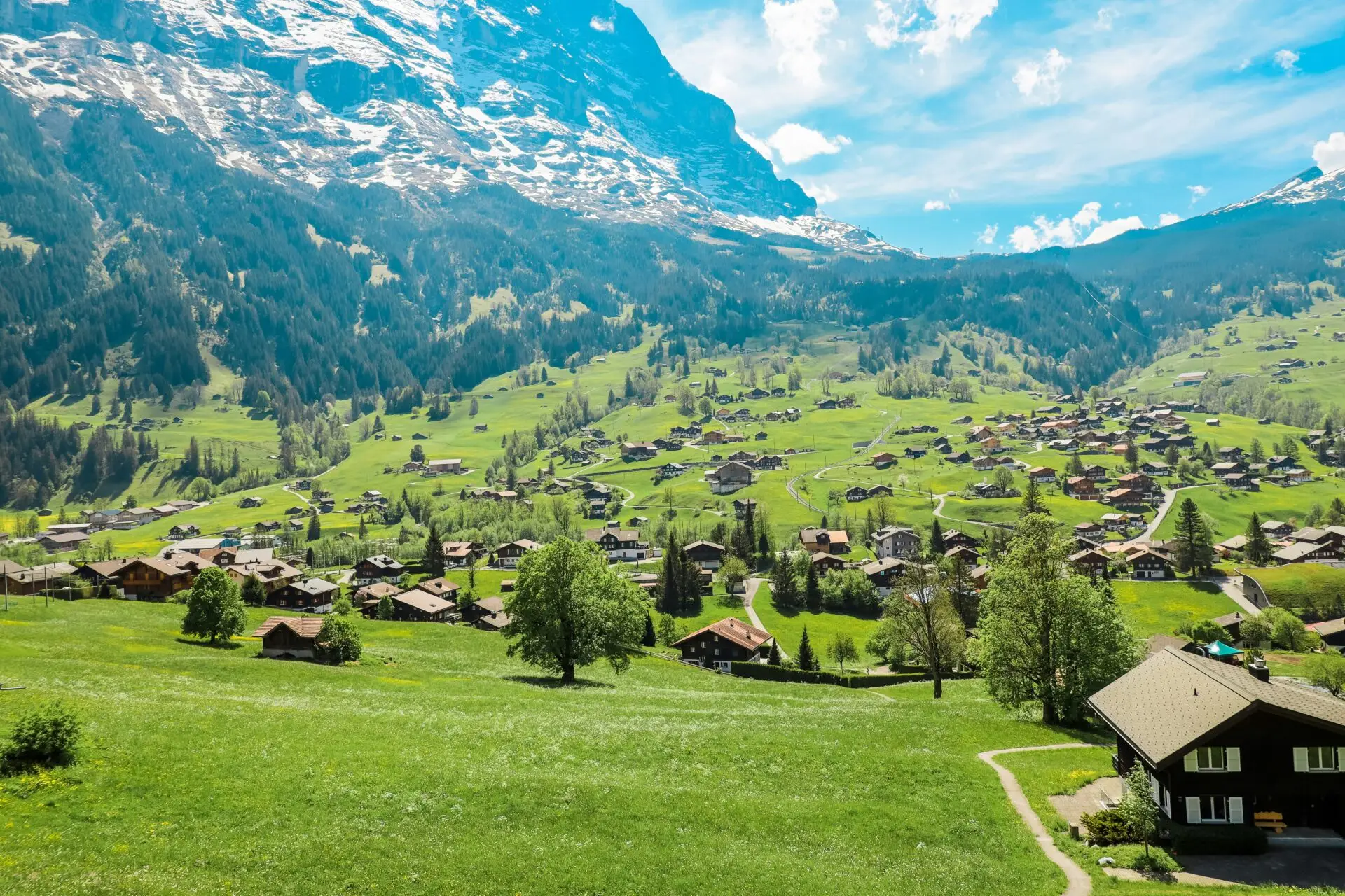 Schweizer Bergdorf an einem sonnigen Sommertag