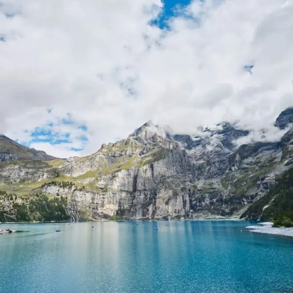 Oeschinensee während des Sommers in der Schweiz