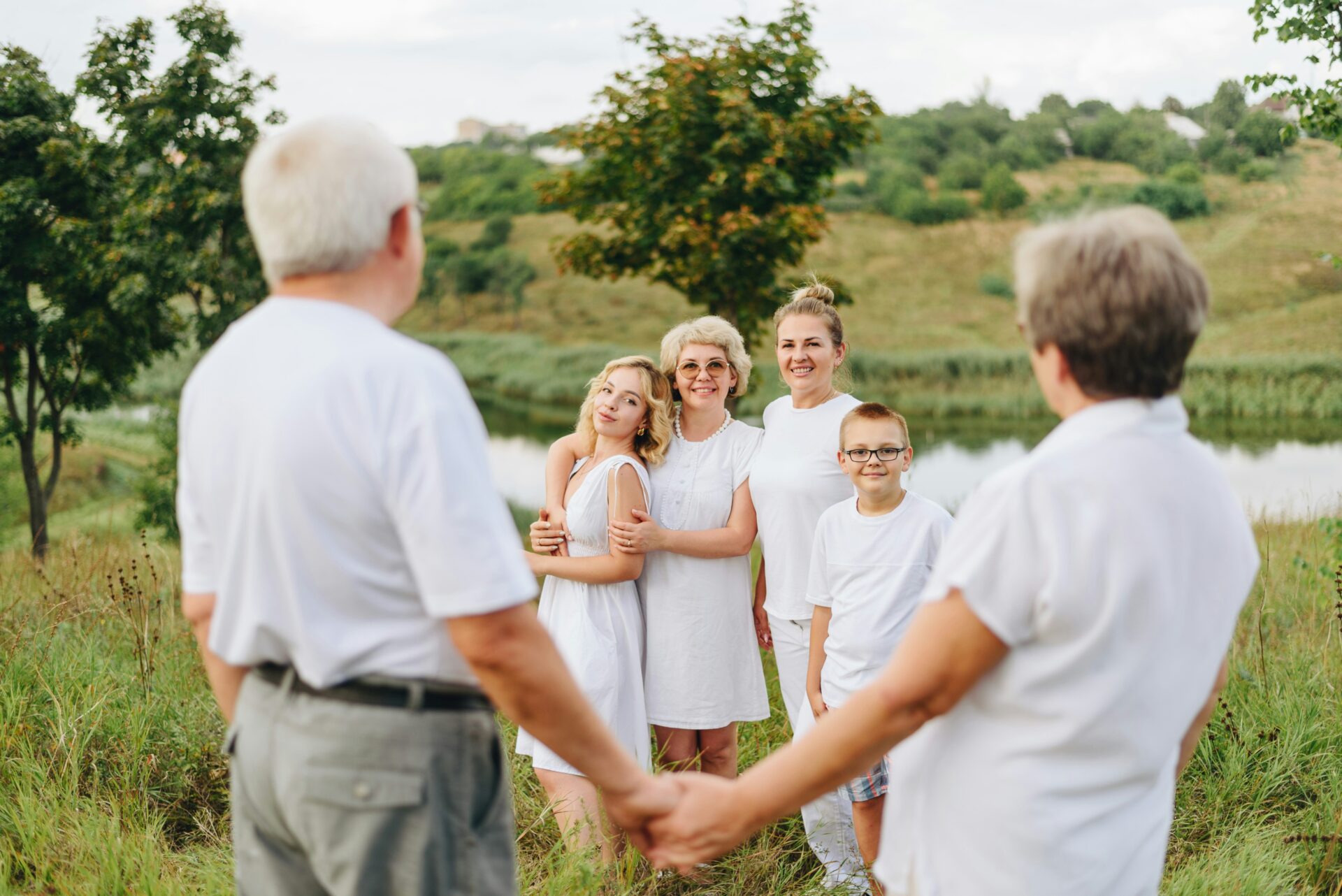 testament schweiz, mehrere Generationen einer Familie im Freien