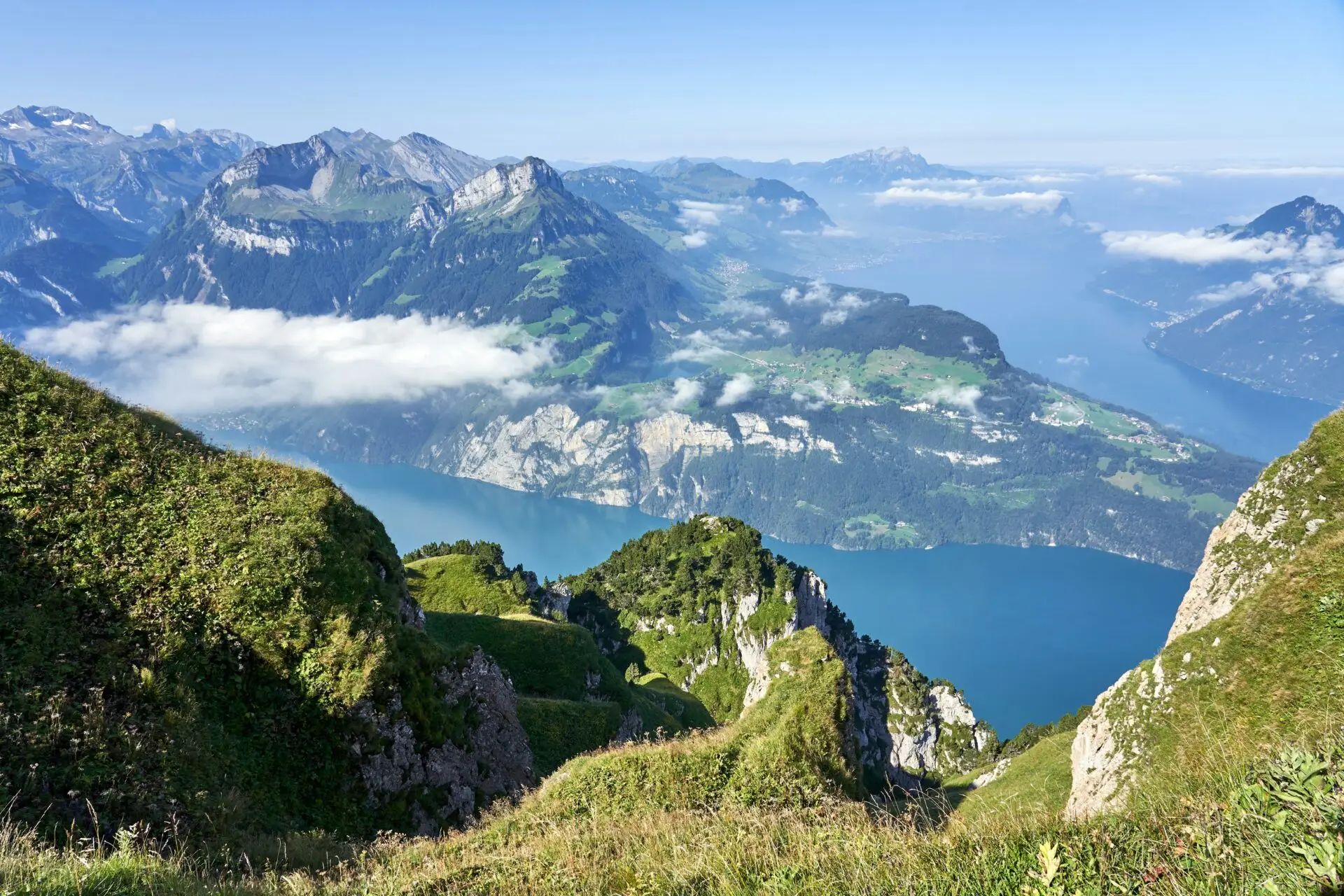 Aussicht vom Fronalpstock auf den Vierwaldstättersee und die Alpen