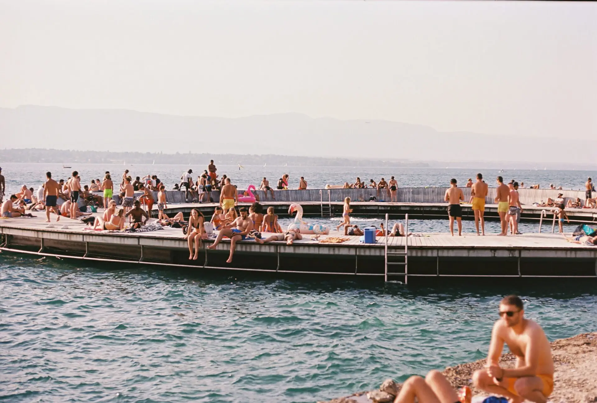 Menschen baden bei Sommerhitze in einem warmen See
