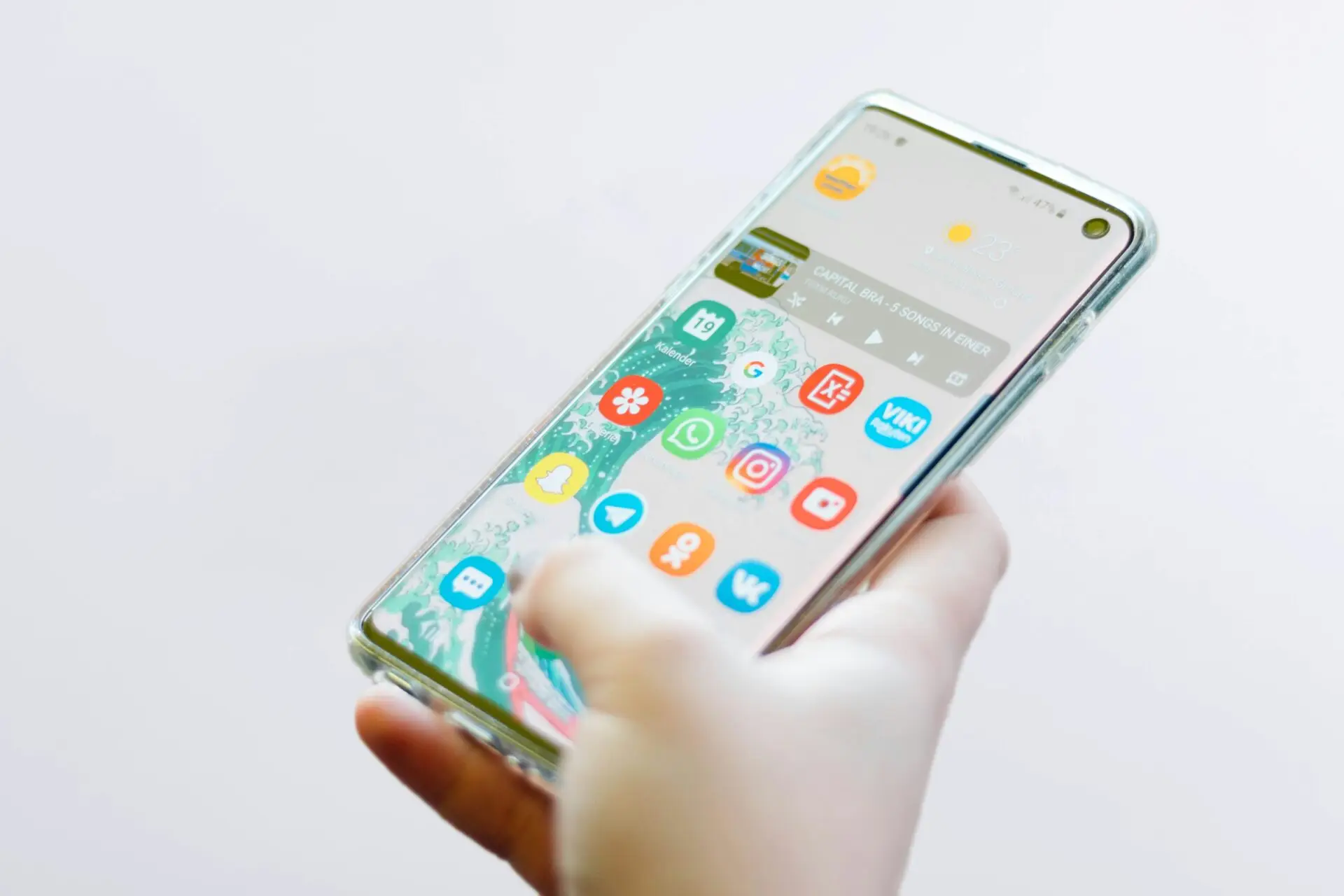 therapie app auf rezept, Smartphone mit verschiedenen Apps auf dem Bildschirm