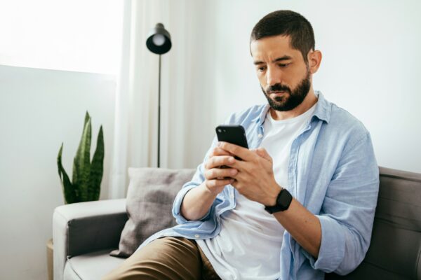 therapie app auf rezept, Person nutzt digitale Gesundheitsanwendung auf dem Smartphone