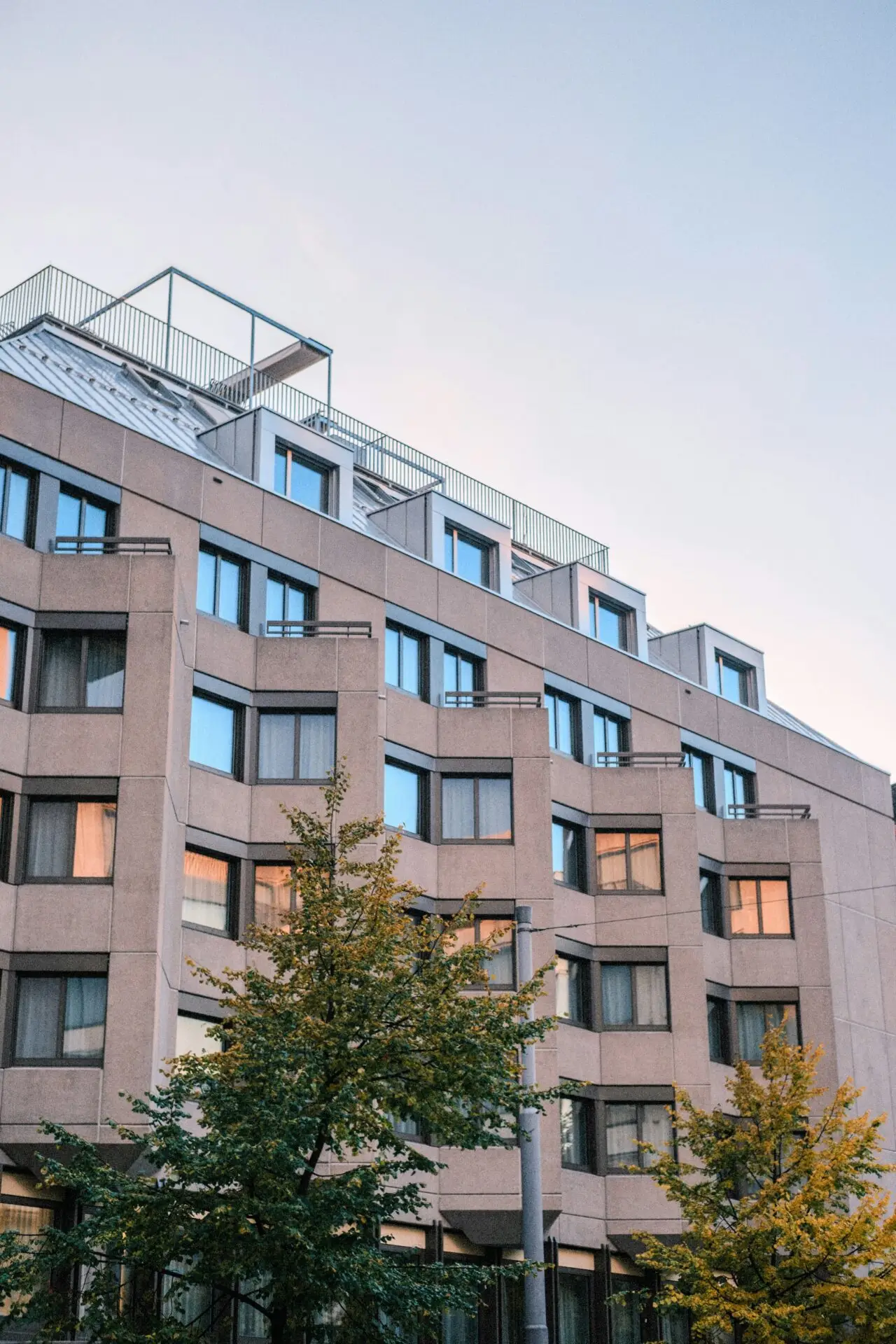 kurzzeitwohnungen zürich, grosses Wohngebäude mit zahlreichen Fenstern und Wohnungen