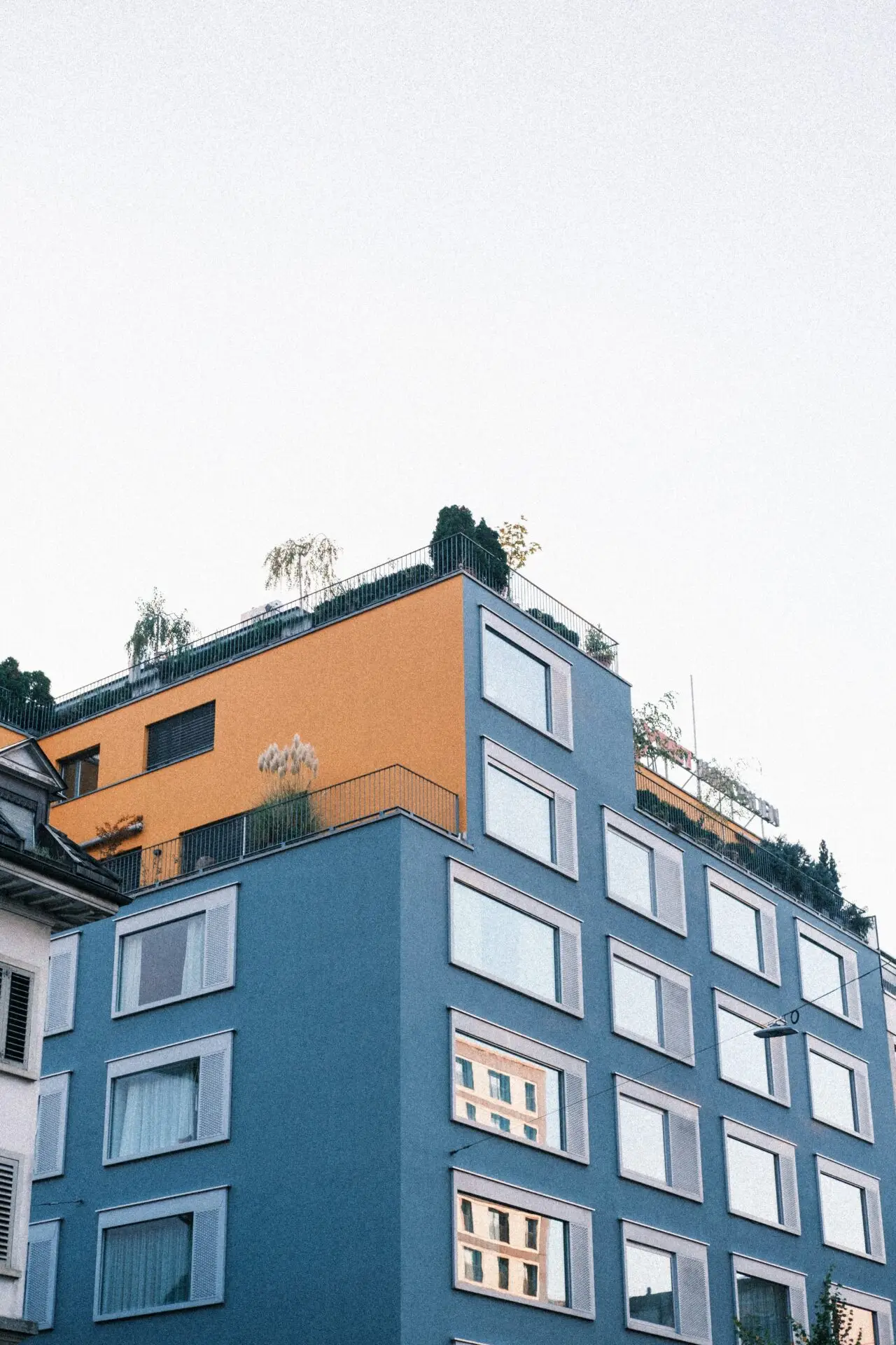 business apartments zürich, mehrstöckiges Wohngebäude mit zahlreichen Wohnungen