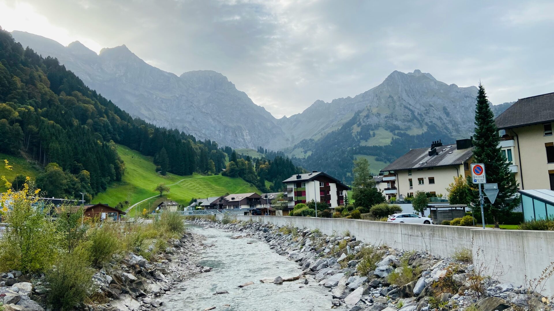 wasserverbot schweiz, Fluss mit niedrigem Wasserstand vor Schweizer Berglandschaft