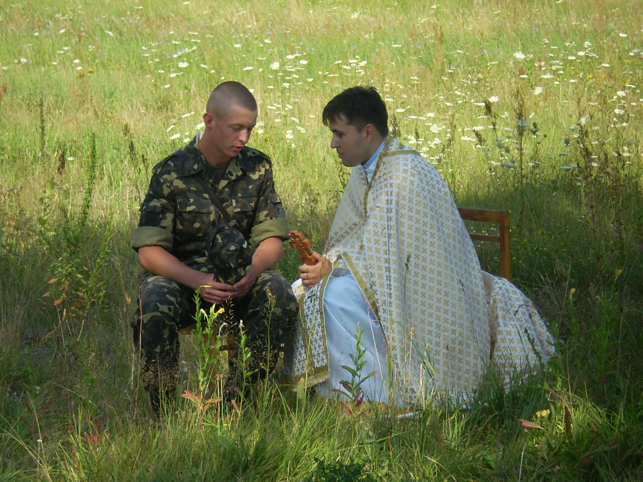 Pfarrer im Gespräch mit einem Soldaten in der Ukraine