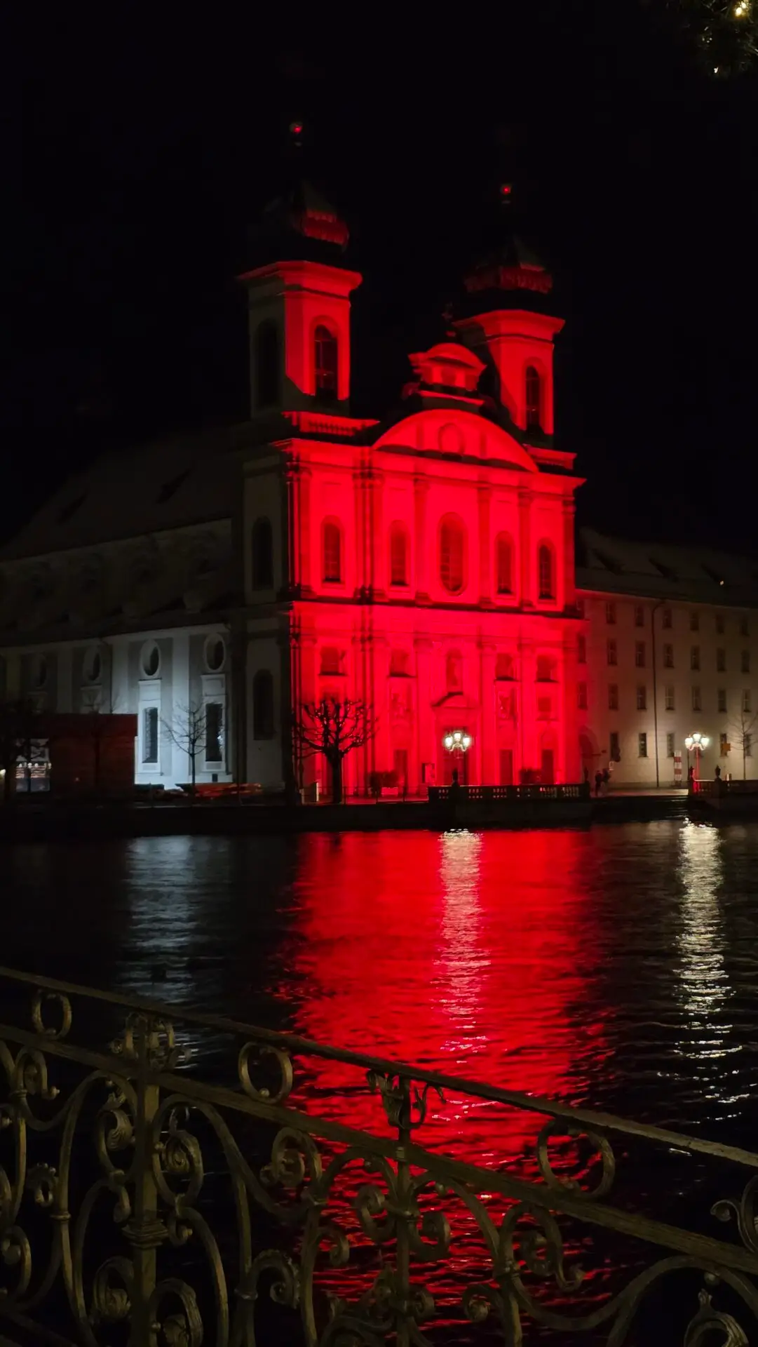 RED WEEK KIRCHE IN NOT, Jesuitenkirche Luzern rot beleuchtet