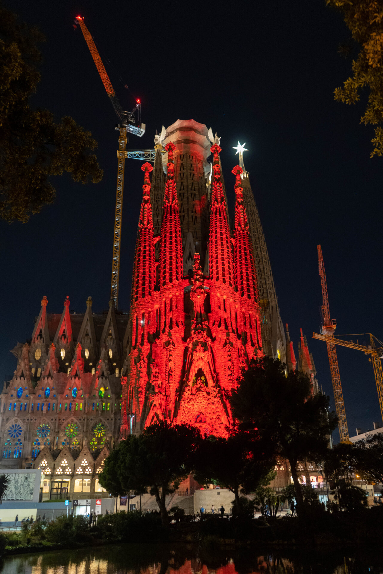 RED WEEK KIRCHE IN NOT, rot beleuchtete Sagrada Família in Barcelona