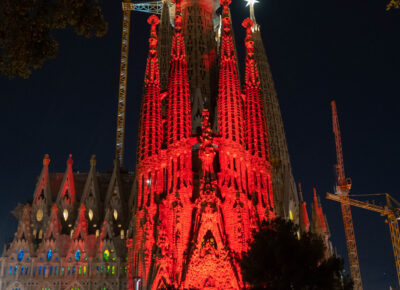 RED WEEK KIRCHE IN NOT, rot beleuchtete Sagrada Família in Barcelona
