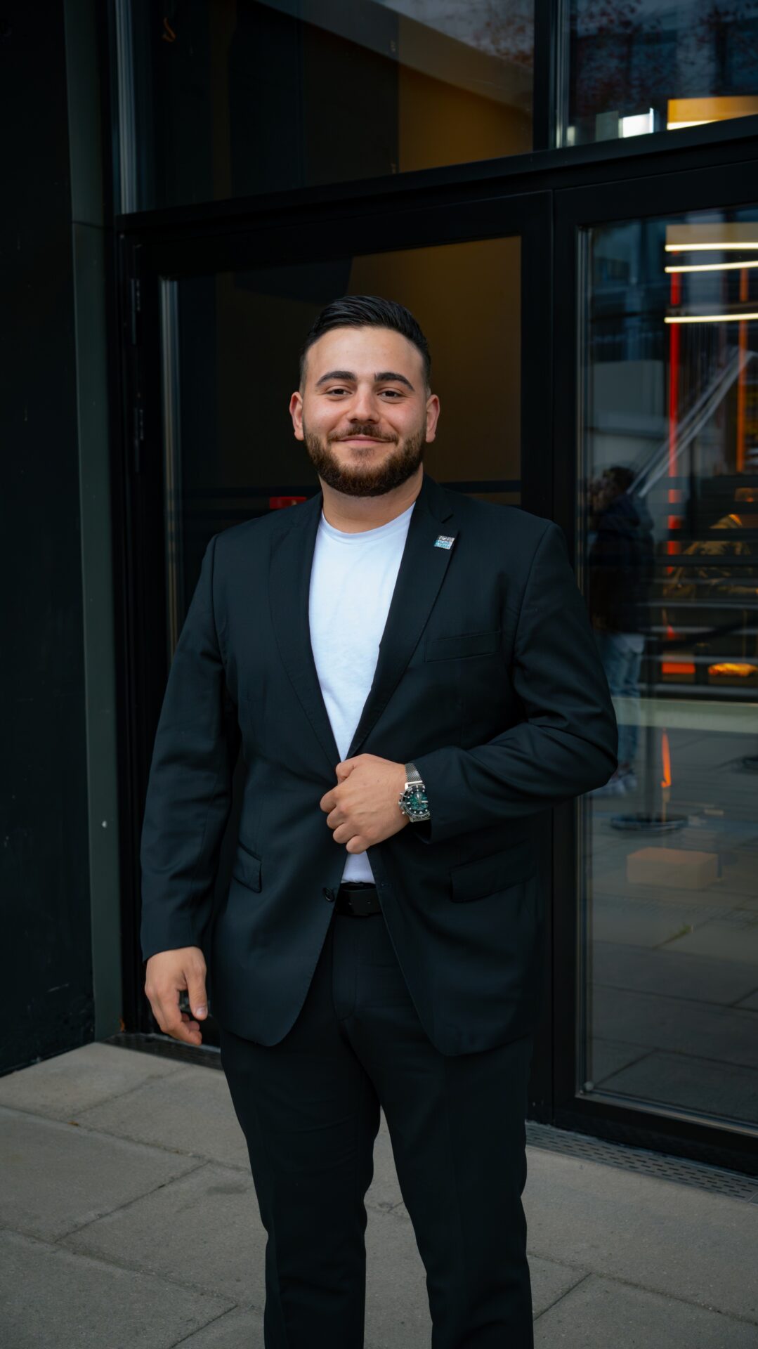 Porträt von fatkitchens Gründer Ergin Dogan im Anzug