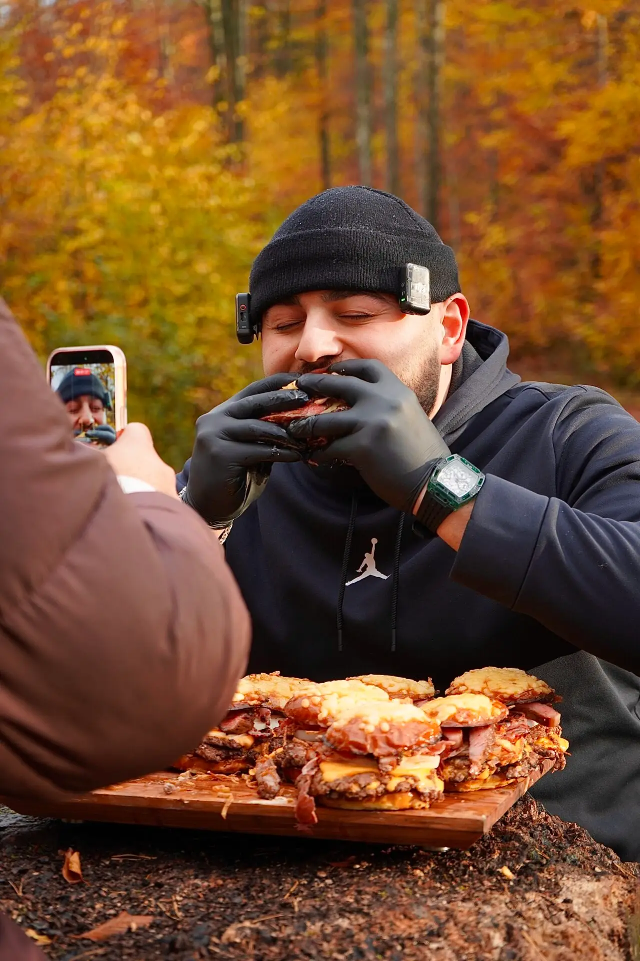 Ergin Dogan von fatkitchens wird beim Probieren eines Gerichts gefilmt