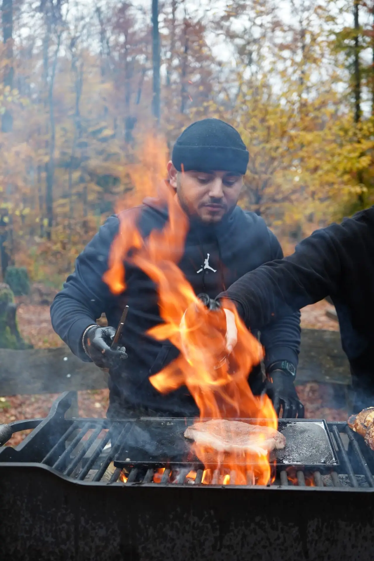 Ergin Dogan von fatkitchens beim Grillieren über offenem Feuer