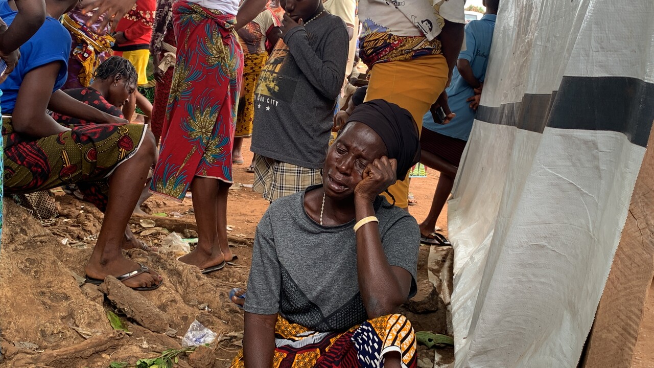 Menschen in Nigeria nach gewaltsamen Angriffen