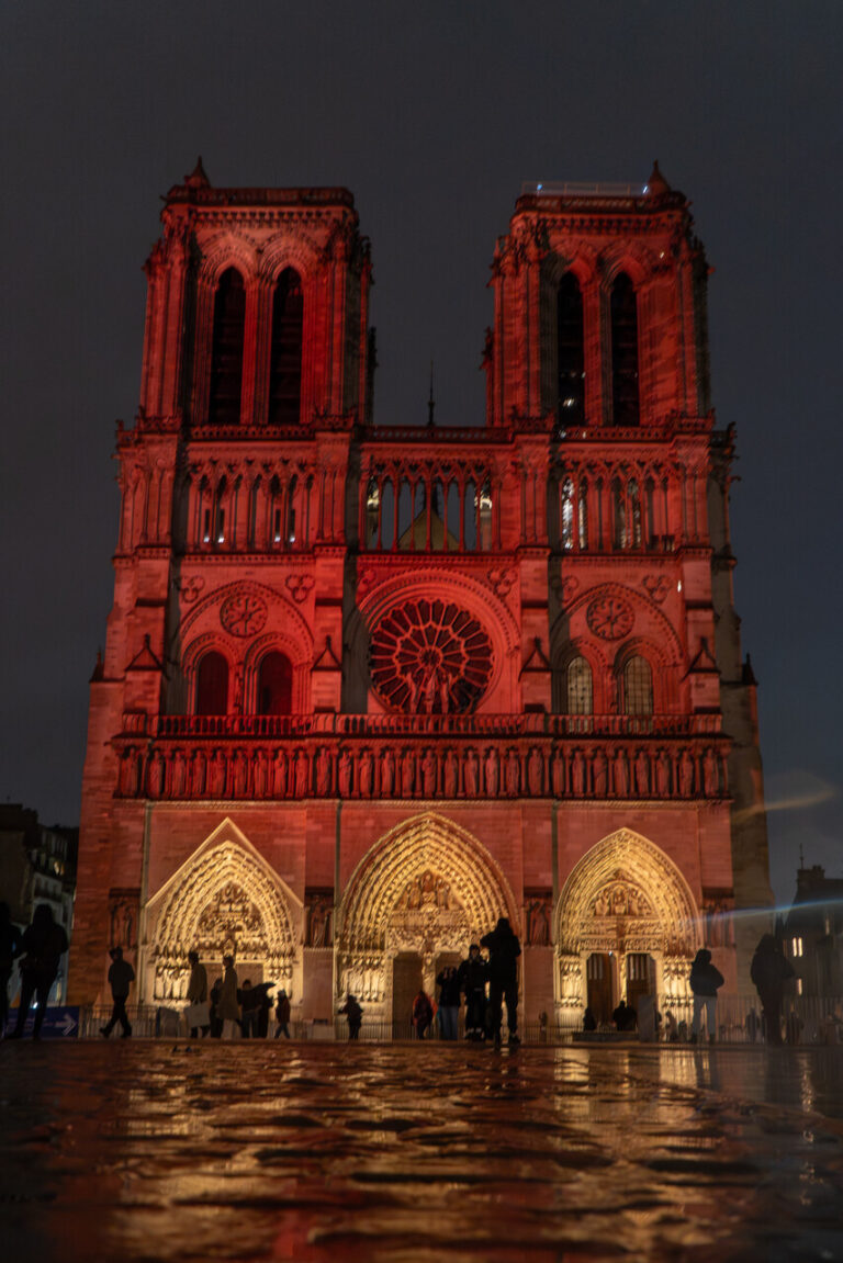 Notre-Dame in Paris während der RED WEEK in rotem Licht