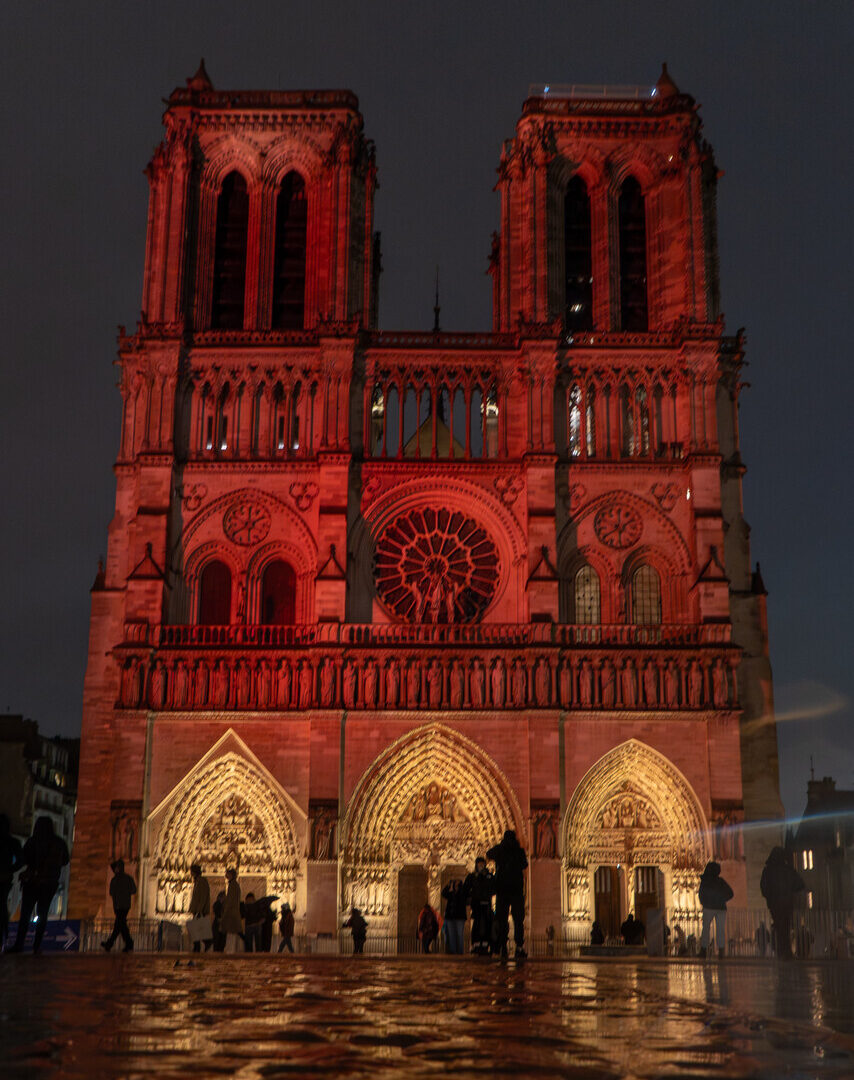 Notre-Dame in Paris während der RED WEEK in rotem Licht