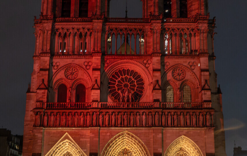 Notre-Dame in Paris während der RED WEEK in rotem Licht