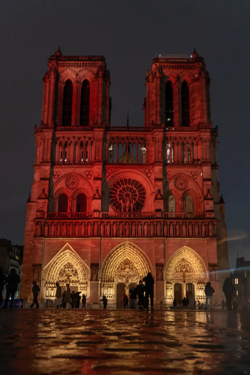 Notre-Dame in Paris während der RED WEEK in rotem Licht