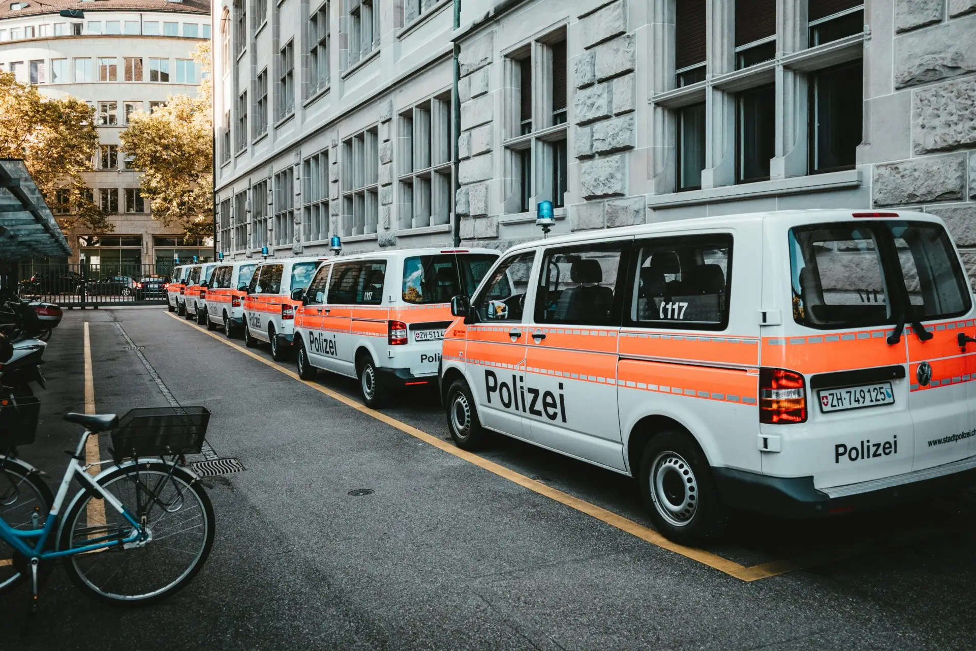 Polizeifahrzeuge in Zürich zur Kriminalität in der Schweiz